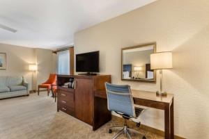 TV a/nebo společenská místnost v ubytování Best Western Plus Monterey Inn