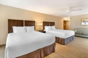 Postel nebo postele na pokoji v ubytování Best Western Plus Monterey Inn