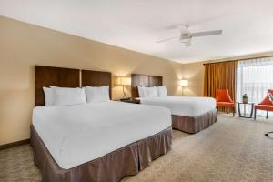 Postel nebo postele na pokoji v ubytování Best Western Plus Monterey Inn