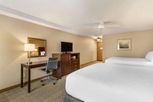 TV a/nebo společenská místnost v ubytování Best Western Plus Monterey Inn