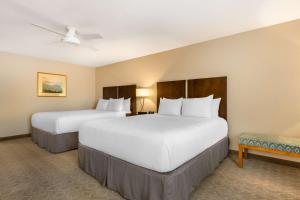 Postel nebo postele na pokoji v ubytování Best Western Plus Monterey Inn