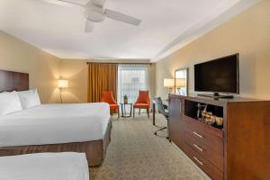 Postel nebo postele na pokoji v ubytování Best Western Plus Monterey Inn