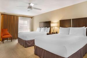 Postel nebo postele na pokoji v ubytování Best Western Plus Monterey Inn