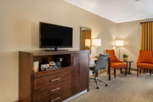 TV a/nebo společenská místnost v ubytování Best Western Plus Monterey Inn