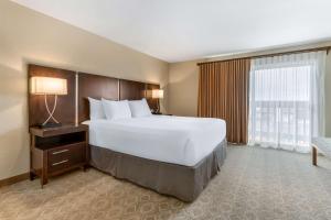 Postel nebo postele na pokoji v ubytování Best Western Plus Monterey Inn