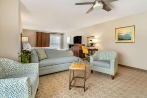 Posezení v ubytování Best Western Plus Monterey Inn