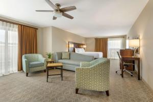 Postel nebo postele na pokoji v ubytování Best Western Plus Monterey Inn