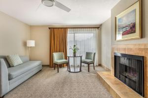 Posezení v ubytování Best Western Plus Monterey Inn