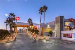 um parque de estacionamento vazio em frente a um centro comercial em Best Western Plus El Paso Airport Hotel & Conference Center em El Paso