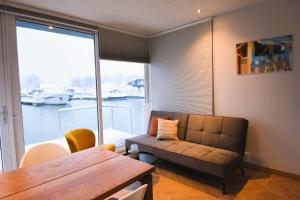 een woonkamer met een bank en een tafel bij Houseboat Trinidad in Maastricht