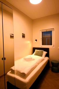 1 dormitorio pequeño con 1 cama con pared de cristal en Houseboat Trinidad, en Maastricht