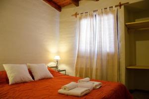 een slaapkamer met een bed met twee handdoeken erop bij Munay Humahuaca in Humahuaca