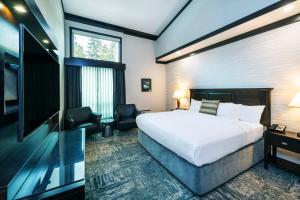 een hotelkamer met een bed en een televisie bij Charltons Banff in Banff