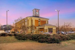 フェアバーンにあるBest Western Plus Fairburn Atlanta Southwestの上に時計塔がある建物
