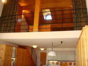 マローヤにあるCasa Capricorn Nr 22 - b48498の木製天井の家の螺旋階段