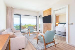 聖丹尼斯的住宿－Radisson Hotel Saint Denis, La Reunion，一间卧室设有客厅、卧室、客厅和卧室。