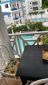 Výhled na bazén z ubytování Tropical Doña Mayra apartahotel nebo okolí