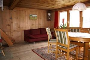 ein Wohnzimmer mit einem Tisch und einem roten Sofa in der Unterkunft Wisli - b48517 in Stein