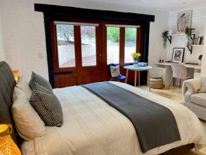 1 dormitorio con 1 cama grande y sala de estar en The Coach House, en Aldgate