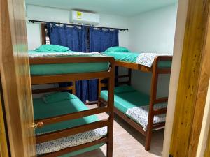 Двухъярусная кровать или двухъярусные кровати в номере Cabañas Mar de Coveñas