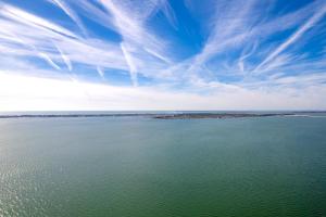 una vista aérea de una gran masa de agua en Straits Serenity home, en Gloucester