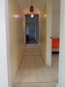 - un couloir avec une chambre dotée d'une porte et de carrelage dans l'établissement Cabaña Holly Water, à Cerro Azul