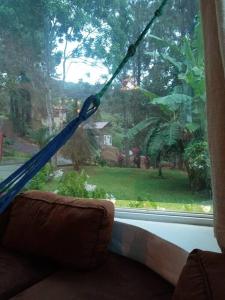 un'altalena appesa alla finestra in una stanza di Cabaña Holly Water a Cerro Azul