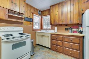 Gallery image of Roscommon Cabin, Walk to Higgins Lake in Roscommon +24 photos