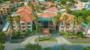 - une vue aérienne sur une maison avec des palmiers dans l'établissement Hotel Viña del Sur, à Tarija