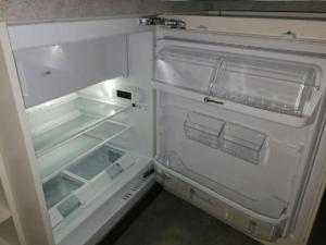 einem leeren Kühlschrank mit offener Tür in der Küche in der Unterkunft Casa Adelizia - Erdgeschoss - b48561 in Ascona