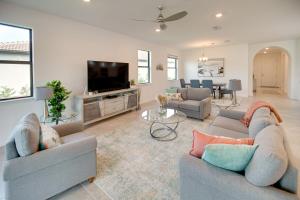 uma sala de estar com dois sofás e uma televisão em Alva Vacation Rental with Pool and Golf Course Access! em Lehigh Acres