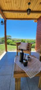 un tavolo da picnic sotto un tetto in legno su un patio di Cabañas Potrero de Marquez a Potrero de Garay