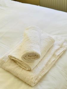uma toalha branca sentada em cima de uma cama em Your Staycation em Bristol