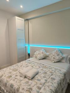 una camera con un letto con due cuscini sopra di HABITACIÓN EN VIVIENDA CENTRICA BILBAo 18 a Bilbao