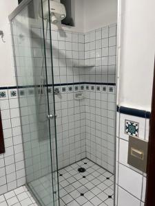 a shower with a glass door in a bathroom at Casa na Praia Riviera de São Lourenço 4 Suítes para até 12 pessoas 4min a pé da Praia e 11 min a pé do Shopping in Riviera de São Lourenço +22 photos