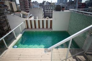 una piscina en el balcón de un edificio en Depto de Lujo en gran ubicación en Buenos Aires