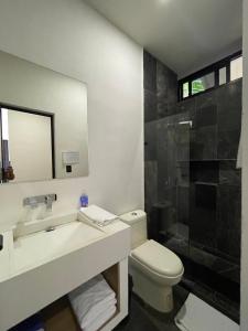 Koupelna v ubytování Hotel Suites La Negra + 18 fotografií