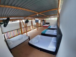 una habitación con tres camas en una habitación en Nuevo hotel Villa Camila melgar, en Melgar 23 fotos más