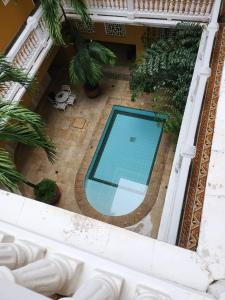an overhead view of a swimming pool in a building at Hermoso Apto en el corazón de la ciudad amurallada in Cartagena de Indias