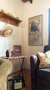 uma sala de estar com uma mesa e um sofá em CASA AUM VALLE DE GPE em Villa de Juárez