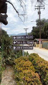 um sinal de rua com setas numa estrada em CASA AUM VALLE DE GPE em Villa de Juárez
