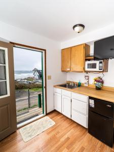 Kuchyň nebo kuchyňský kout v ubytování Oceanside Ocean Front Cabins