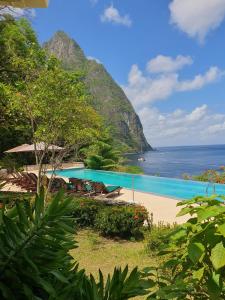 - Vistas a un complejo con playa y al océano en Authentic St, Lucian Experience at Prestigious Villa - Colibri Cottage villa en Soufrière