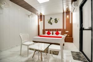 昌迪加爾的住宿－OYO Little cozy cottage，卧室配有一张床和一张桌子及椅子