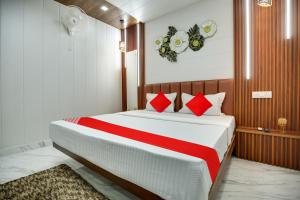 昌迪加爾的住宿－OYO Little cozy cottage，一间卧室配有一张带红色枕头的大床