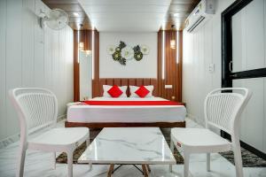 昌迪加爾的住宿－OYO Little cozy cottage，一间卧室配有一张床和两把白色椅子