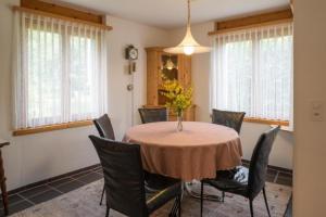- une salle à manger avec une table et des chaises dans l'établissement Casa Marianne - b48614, à Flims