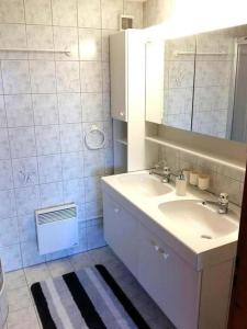 W łazience znajduje się umywalka i lustro. w obiekcie Chalet Angelika - b48583 w mieście Albinen