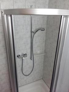 W łazience znajduje się prysznic ze szklanymi drzwiami. w obiekcie Chalet Angelika - b48583 w mieście Albinen