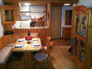 a small kitchen with a wooden table and chairs at Gibelhüüs 2-Bettwohnung - b48627 in Hasliberg Wasserwendi